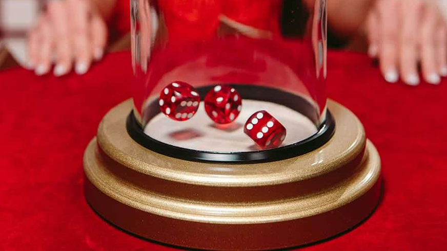 Dice lovers don't miss it. Including gambling games. Shaking line. on online casinos
